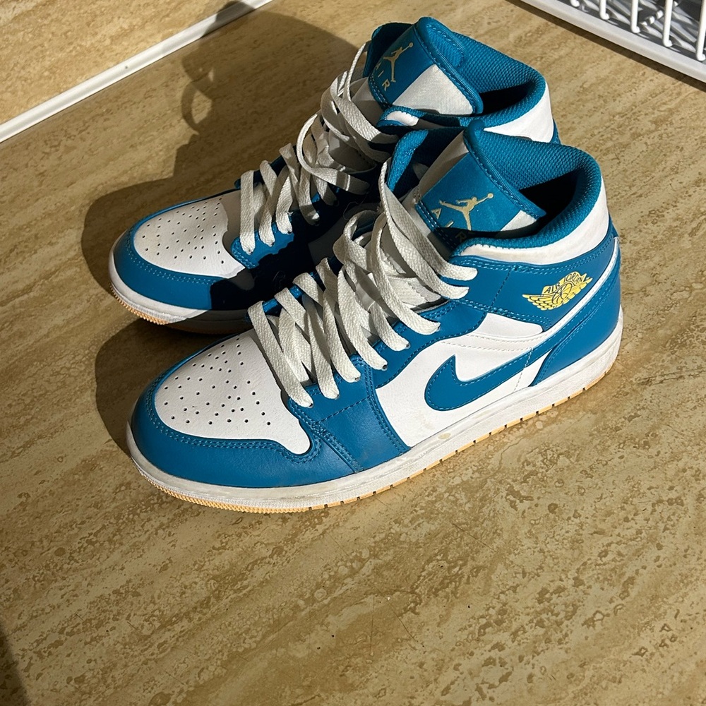Selling Air Jordans 1 MID, aqua-tone/celestial Gold-white size 7
